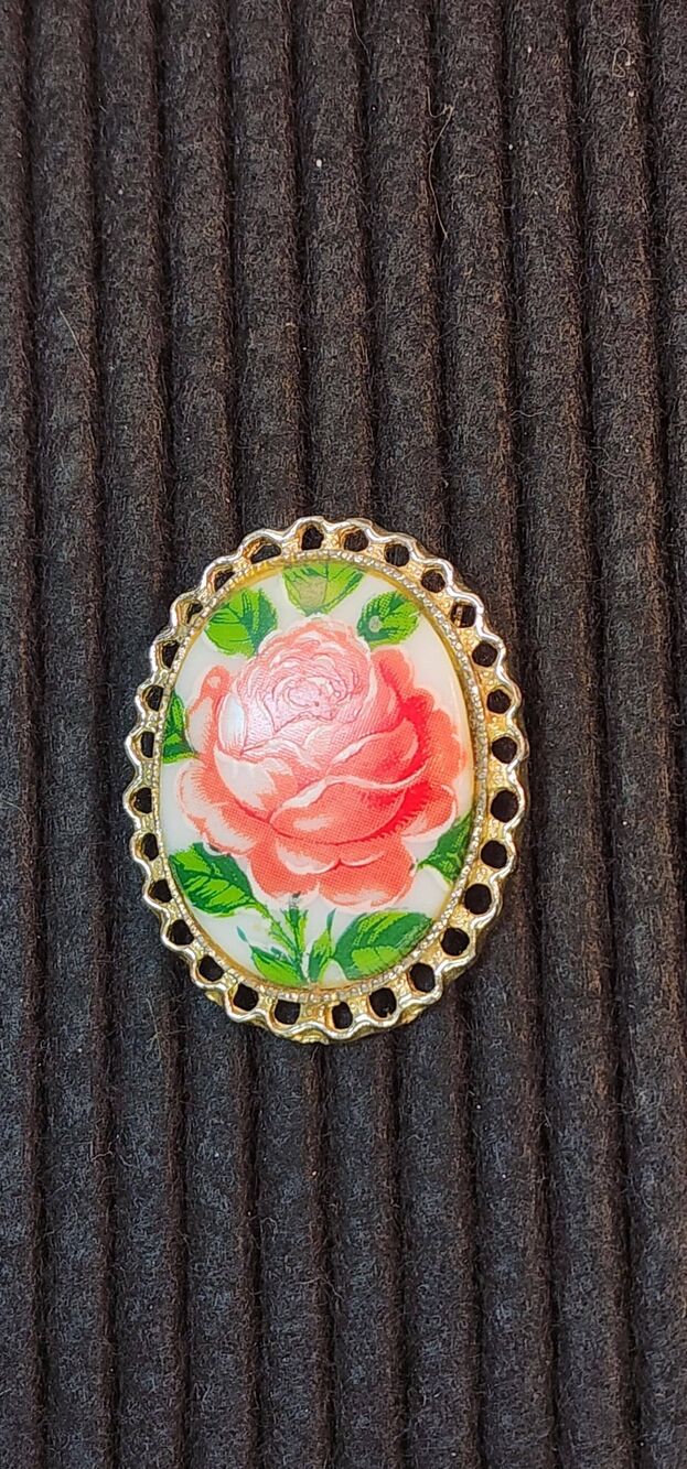 Vintage Rose Cameo Brooch from 1960s, Gold Tone Metal
